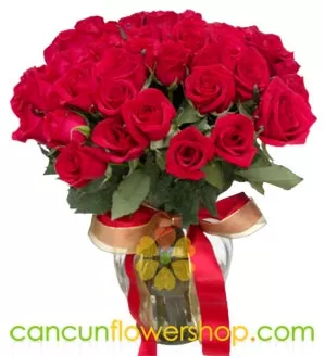 Arreglo de 48 rosas de colores en florero