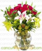 rosas-y-lilis-en-florero