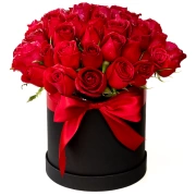 Rosas rojas en caja redonda negra