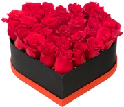 Rosas rojas en elegante caja corazón
